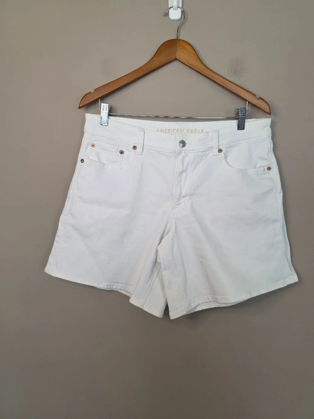 American Eagle Low Rise Baggy White Denim Shorts Size 8 NWOT